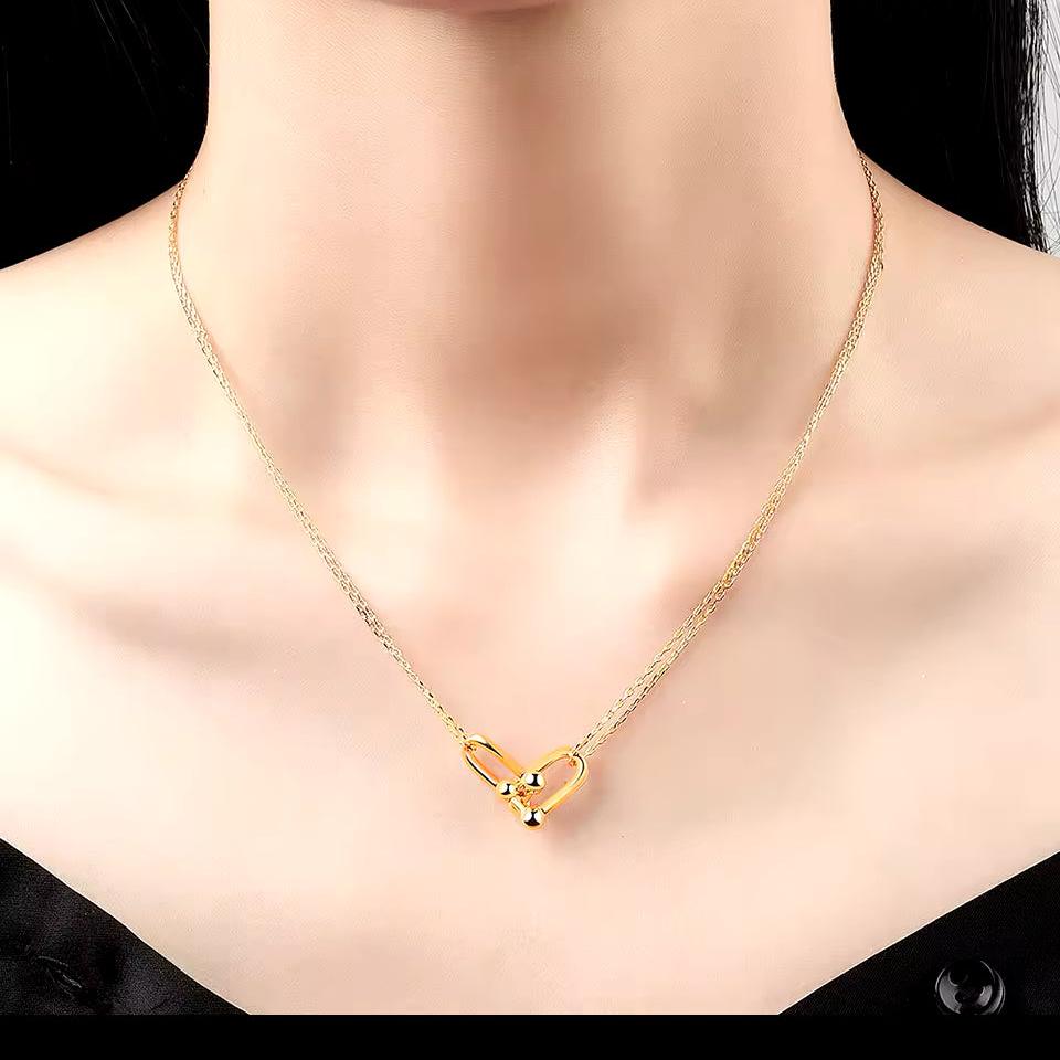 U-Shaped Pendant Intertwined With Chain ⛓️💥