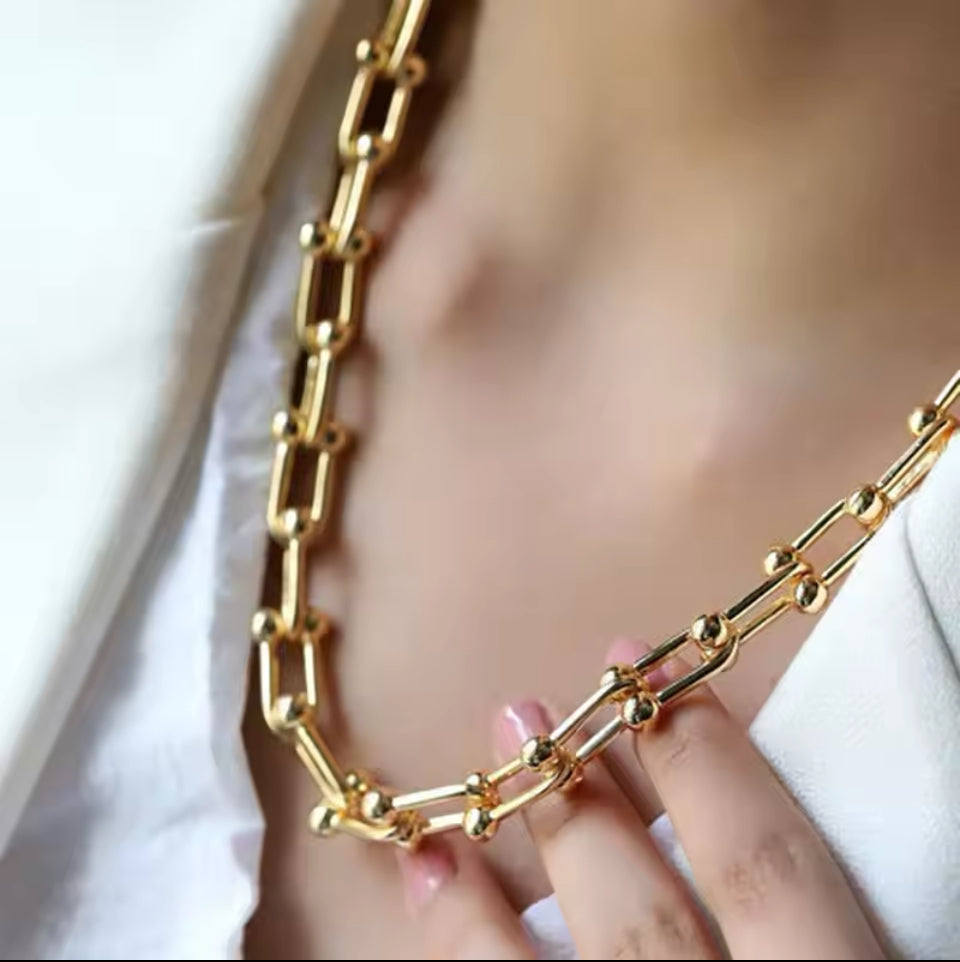 Interlocking U-shaped Necklace 📿