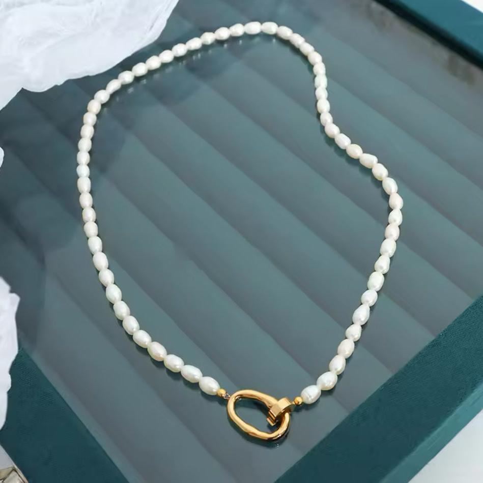 Minimalist and Exquisite Freshwater Pearl Necklace and Bracelet Set 📿