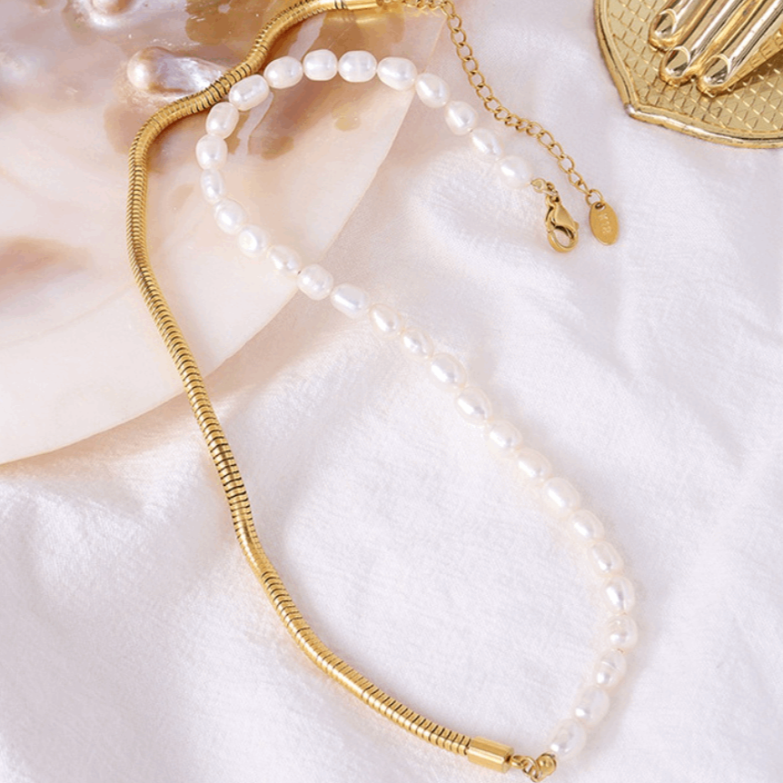 Vintage Pearls and Gold Minimalist Necklace ⚡️